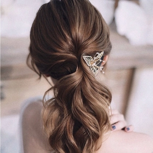 Peigne à cheveux de mariée fait main en fil doré avec feuilles et cristaux fins