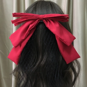 Barrette à nœud en satin rouge élégant avec voile noir pour photographie de mariage