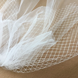 Velo da sposa corto in morbido tulle bianco con elegante struttura a doppia maglia
