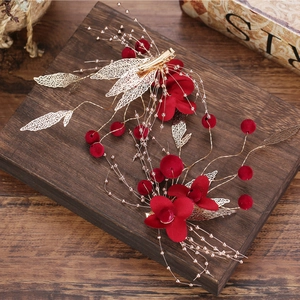 Pince à cheveux de mariée rouge et dorée avec fleurs en velours et feuilles métalliques