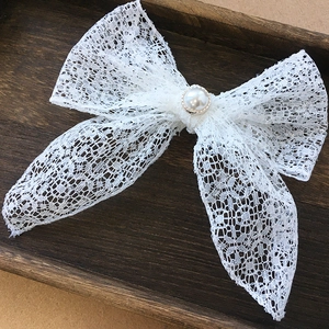 Eleganter weißer Spitzen-Haarclip mit Perle für Hochzeitsfrisuren und Bräute