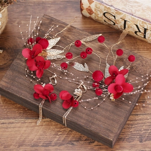 Parure de mariage chinoise élégante avec fleurs rouges et glands dorés pour mariée