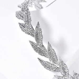 Diadème de mariée argenté avec motif de feuilles et strass brillants pour coiffure mariage