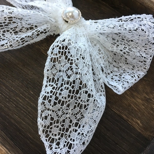 Eleganter weißer Spitzenbogen Haarclip mit Perle für Hochzeitsfrisuren von Bräuten