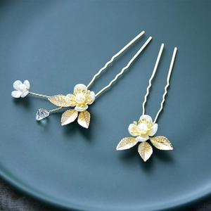 Paire élégante d'épingles à cheveux de mariée dorées avec fleurs blanches et perles