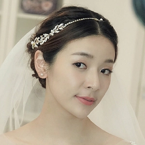 Elegant bridal headpiece with alloy crystal leaves, pearls, and matching earrings set