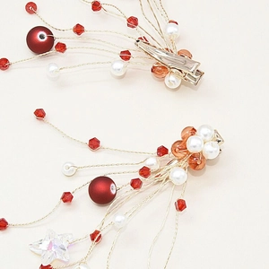 Barrettes à cheveux faites à la main en perles rouges et blanches avec détails de gland