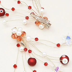 Pince à cheveux dorée avec étoiles rouges, perles blanches et perles scintillantes chic