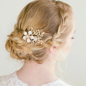 Peigne à Cheveux de Mariée Fait à la Main Feuilles en Alliage d'Or Fleurs Blanches Künstliche Perles Accessoire Cheveux Mariage Fête Bijoux Femme