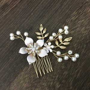 Peigne à cheveux de mariée exquis avec fleurs en émail blanc feuilles d'or et perles