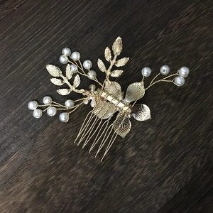 Peigne à cheveux de mariée avec fleurs en alliage doré et perles sur fond de bois