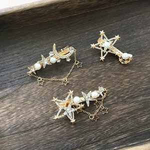 Detail von Braut-Haarnadeln mit Stern und Mond, Perlen und Strass auf Holz