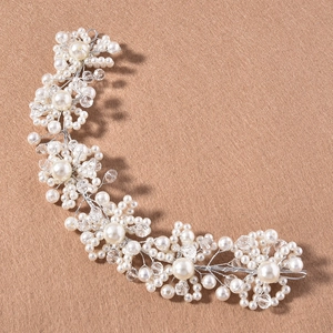 Vigne de cheveux de mariée avec perles blanches et perles claires sur fil d'argent pour mariage