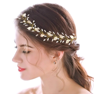 Bandeau élégant feuilles dorées et perles pour filles, porté par un mannequin sur blanc