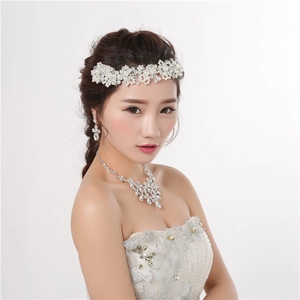 Détail d'un serre-tête de mariée élégant avec perles blanches et parure de bijoux