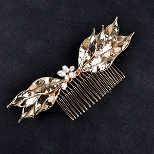 Golden bridal hair comb featuring alloy leaves and pearl beads for wedding hairstyles