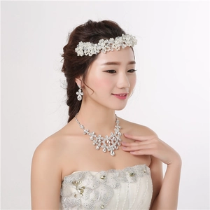 Détail d'une parure de mariage avec perles blanches et grappes de strass brillants