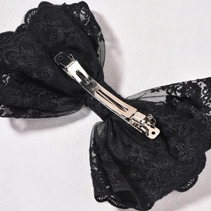 Barrette à cheveux élégante en dentelle noire avec nœud et pince crocodile argentée
