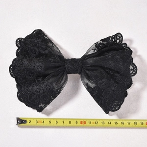 Mesure détaillée montrant la largeur de 18 cm du grand nœud en dentelle noire