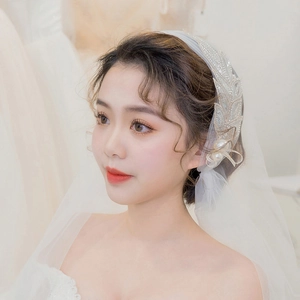 Elegant double-layer bridal veil with leaf-shaped rhinestone headpiece for wedding style