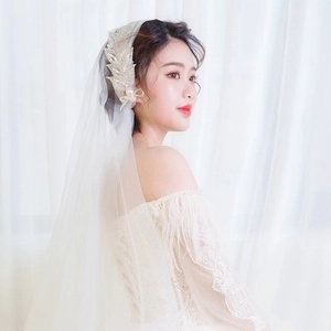 Double-layer bridal veil with golden leaf hairpiece and pearls for wedding photography