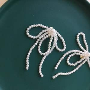 Eleganti orecchini a clip con perle fatte a mano a forma di fiocco per spose e feste
