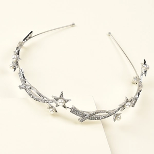 Dettaglio del cerchietto da sposa con stelle, perle finte e strass scintillanti