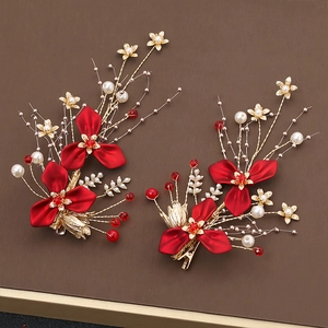 Pinces à cheveux fleurs rouges style chinois avec pompons dorés et perles pour mariée