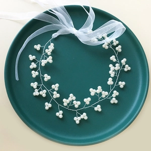 Vigne de cheveux élégante en perles faites à la main avec ruban d'organza blanc