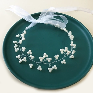 Vigne de cheveux en perles blanches faite à la main avec rubans en organza pour mariages