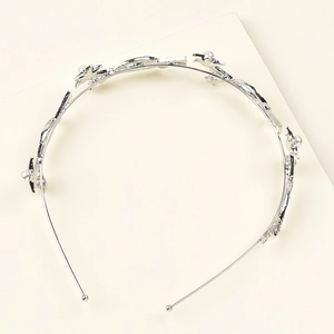 Dettaglio di un cerchietto da sposa argento con perle eleganti e accenti di foglie