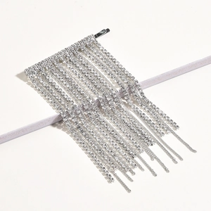 Barrette argentée élégante avec longues chaînes à pompons en strass pour coiffures de soirée