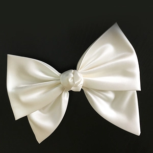 Barrette de mariée élégante en satin blanc avec un grand nœud papillon double couche