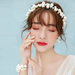 Elegant bridal hairband and earrings set featuring white round pearls for wedding styling