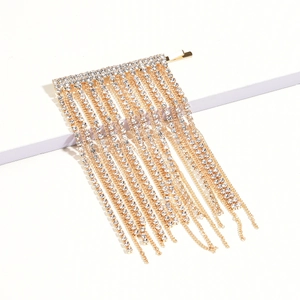 Détail de la pince à cheveux à franges en strass scintillants avec monture dorée