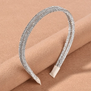 Gros plan du bandeau de mariée avec métal argenté et strass sertis en pavé scintillant