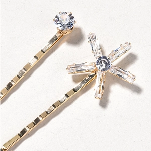 Elegant gold hairpins featuring snowflake zircon and large pearl studs for bridal hair styling