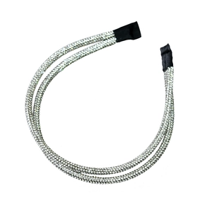 Détail d'un serre-tête élégant à double rangée avec strass brillants et finitions en ruban