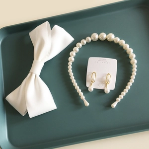 Parure de coiffure de mariée élégante avec nœud en satin blanc, bandeau et boucles