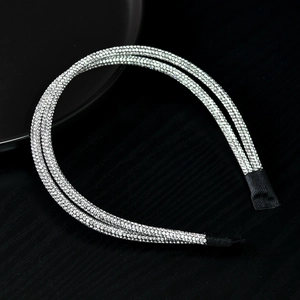 Détail d'un serre-tête de mariée à double rangée avec strass blancs et cristaux scintillants