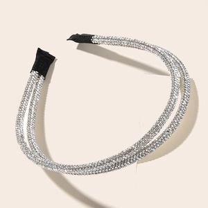 Détail macro du serre-tête élégant à double rangée de strass et cristaux blancs