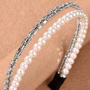 Gros plan d'un serre-tête de mariée double couche avec perles blanches et strass