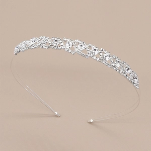 Détail d'un bandeau de mariée avec strass argentés étincelants et détails en cristal