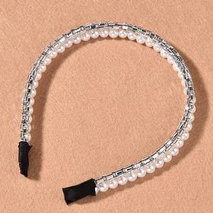 Détail d'un serre-tête élégant à deux rangées avec perles et strass brillants pour mariée