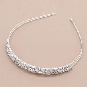 Détail d'un serre-tête argenté à double rangée orné de strass brillants en cristal