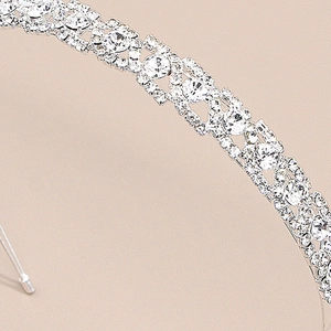 Vue détaillée du serre-tête de mariée argenté avec strass et design de découpe creuse