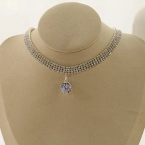 Elegantes koreanisches Silber-Strass-Choker-Halsband mit Perlenanhänger auf beigem Mannequin