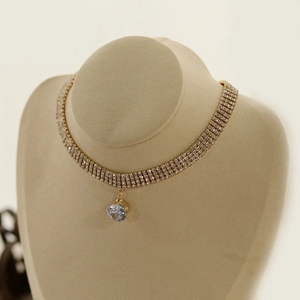 Elegante vierreihige Strass-Halskette mit großem Kristallanhänger auf einem Display
