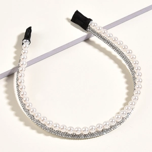 Vue détaillée du serre-tête élégant à deux rangées avec perles blanches et strass brillants