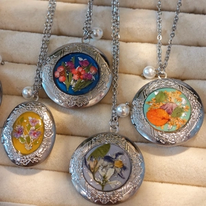 Handgemaakte vintage locket ketting met echte droogbloemen en reliëfpatroon details